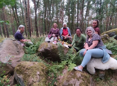 Mädels am Dolmen null