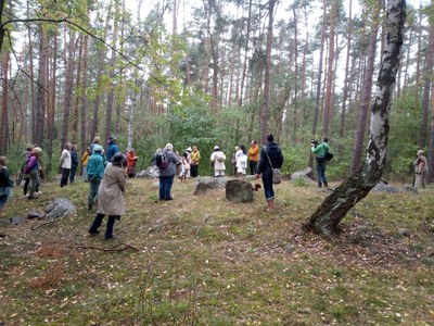 Die Kogie Weisen an den Dolmen