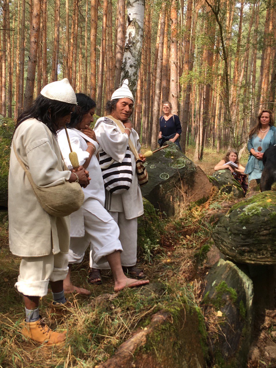 Die Kogie Weisen an den Dolmen 