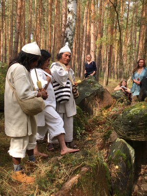 Die Kogie Weisen an den Dolmen 