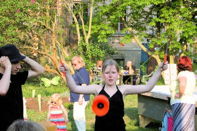 Kati ist vom Jonglieren fasziniert