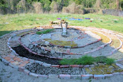 Spirale aus Naturmaterialien, die Rehe haben sich Nachts in die Mitte gelegt
