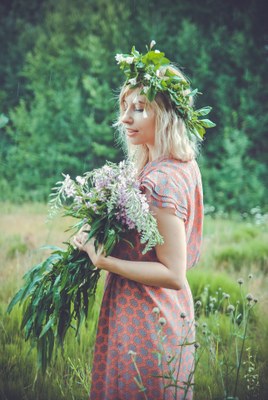 Maedchen mit Blumenkranz