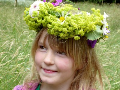 Maedchen mit Blumenkranz