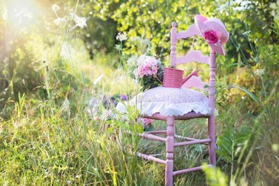 rosa stuhl im garten