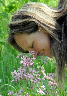 Michi-schnuppert_Blumen2.jpg Michi-schnuppert_Blumen2.jpg